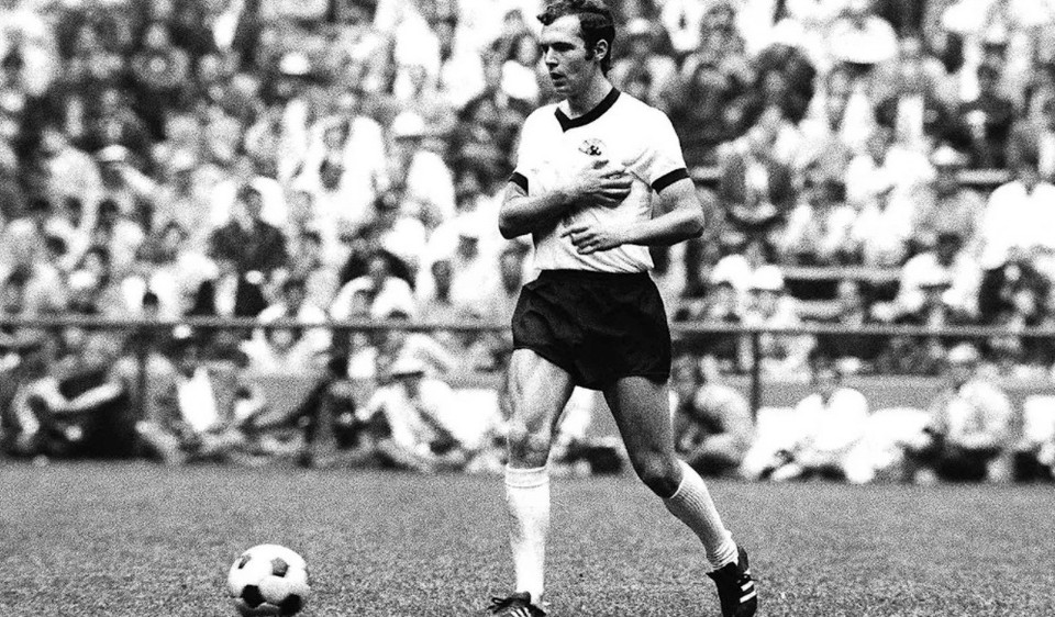 Trong 'trận đấu thế kỷ' tại World Cup 1970, dù bị chấn thương vai song Beckenbauer vẫn nỗ lực thi đấu, tiếc rằng Đức đã để thua Italy 3-4. (Nguồn: FcBayern)