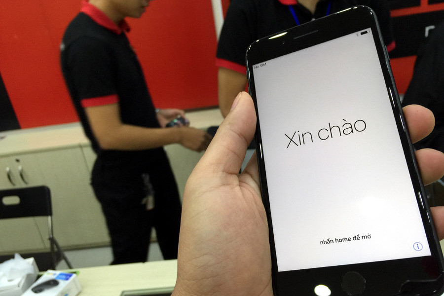 Với nhiều người, chờ đợi chiếc iPhone chính hãng như một sự 'bảo đảm' về chất lượng trong khi nhiều người khác đã sử dụng hàng 'xách tay.' (Ảnh: T.H/Vietnam+)