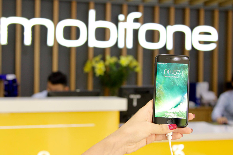 Mạng di động MobiFone cũng chính thức 'nhập cuộc' phân phối iPhone 7/7Plus chính hãng. (Nguồn: CTV/Vietnam+)