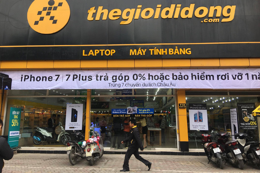Tuy không còn cảnh xếp hàng, song rất nhiều tín đồ Apple đã lên mạng đặt mua iPhone 7/7 Plus chính hãng. (Ảnh: T.H/Vietnam+)