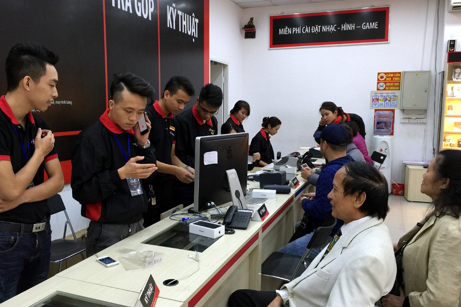 Chờ đợi cài đặt máy. (Ảnh: T.H/Vietnam+)