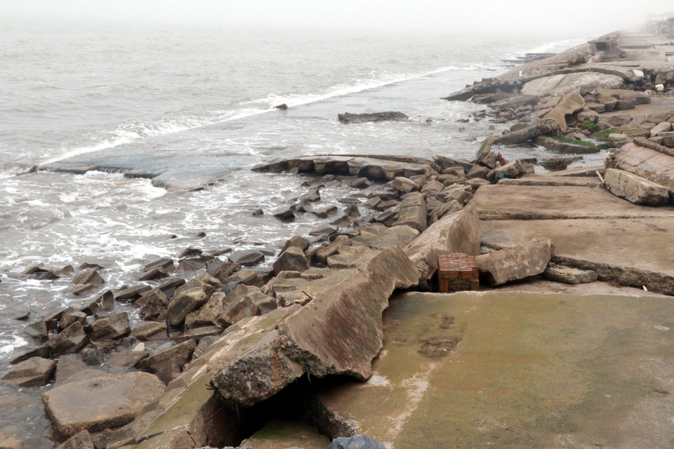 Tuyến kè Khu Du lịch biển thị trấn Thịnh Long, huyện Hải Hậu, tỉnh Nam Định sạt lở nhiều vị trí gần nửa năm qua vẫn chưa được khắc phục. (Ảnh: Văn Đạt/TTXVN)