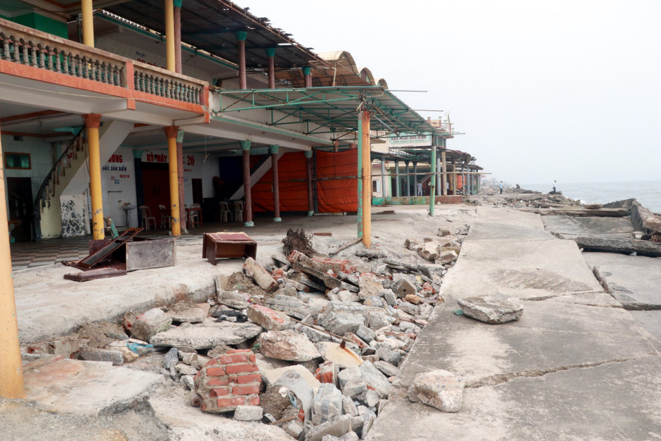 Sạt lở tại Khu Du lịch biển thị trấn Thịnh Long, huyện Hải Hậu, tỉnh Nam Định lan rộng gây nguy hiểm cho các hộ kinh doanh dịch vụ du lịch tại đây. (Ảnh: Văn Đạt/TTXVN)