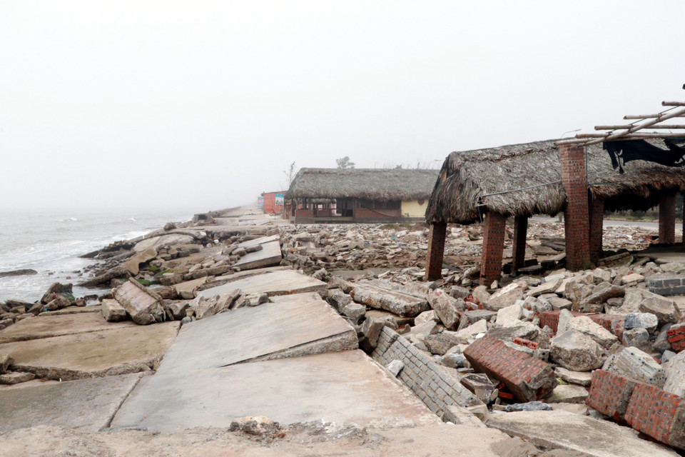 Sạt lở tại Khu Du lịch biển thị trấn Thịnh Long, huyện Hải Hậu, tỉnh Nam Định lan rộng gây nguy hiểm cho các hộ kinh doanh dịch vụ du lịch tại đây. (Ảnh: Văn Đạt/TTXVN)