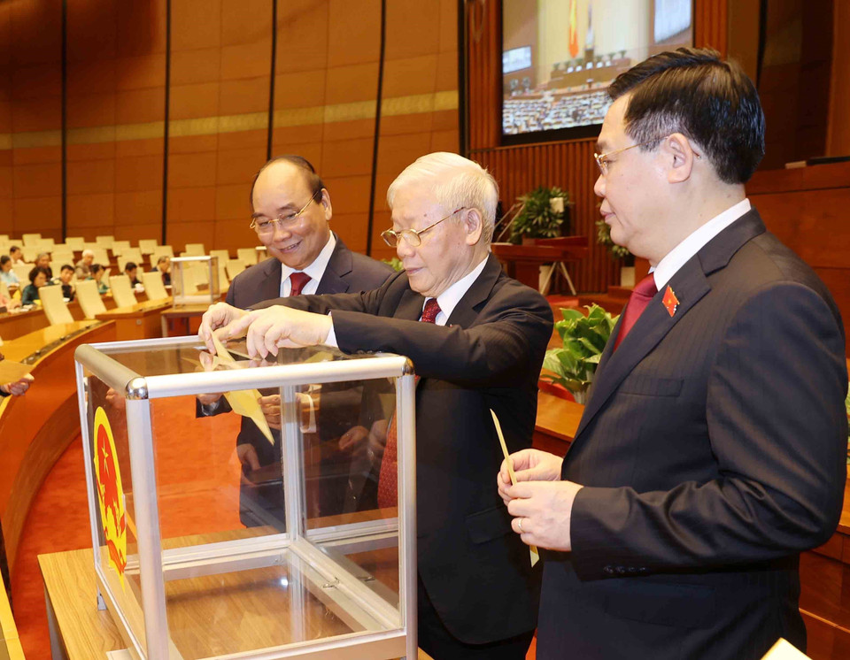 Tổng Bí thư Nguyễn Phú Trọng bỏ phiếu bầu Chủ tịch nước. (Ảnh: Trí Dũng/TTXVN)