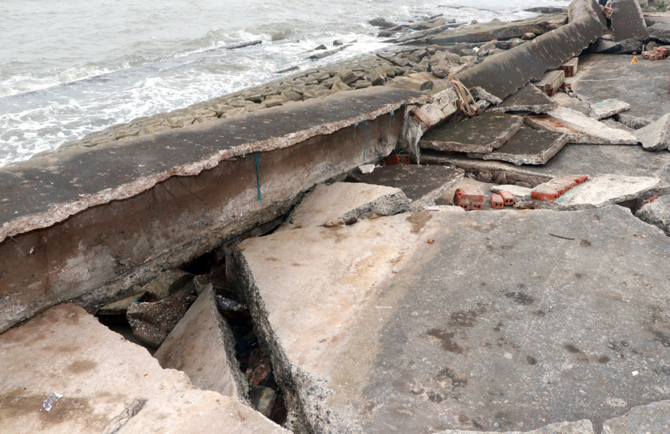 Tuyến kè Khu Du lịch biển thị trấn Thịnh Long, huyện Hải Hậu, tỉnh Nam Định sạt lở nhiều vị trí gần nửa năm qua vẫn chưa được khắc phục. (Ảnh: Văn Đạt/TTXVN)