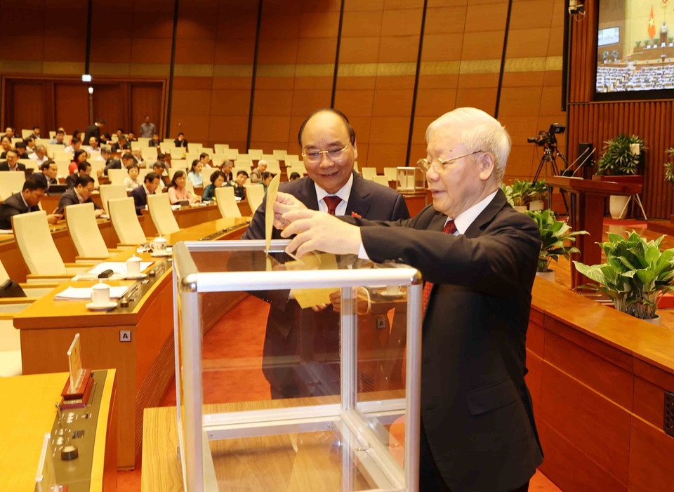 Tổng Bí thư Nguyễn Phú Trọng bỏ phiếu bầu Chủ tịch nước. (Ảnh: Trí Dũng/TTXVN)