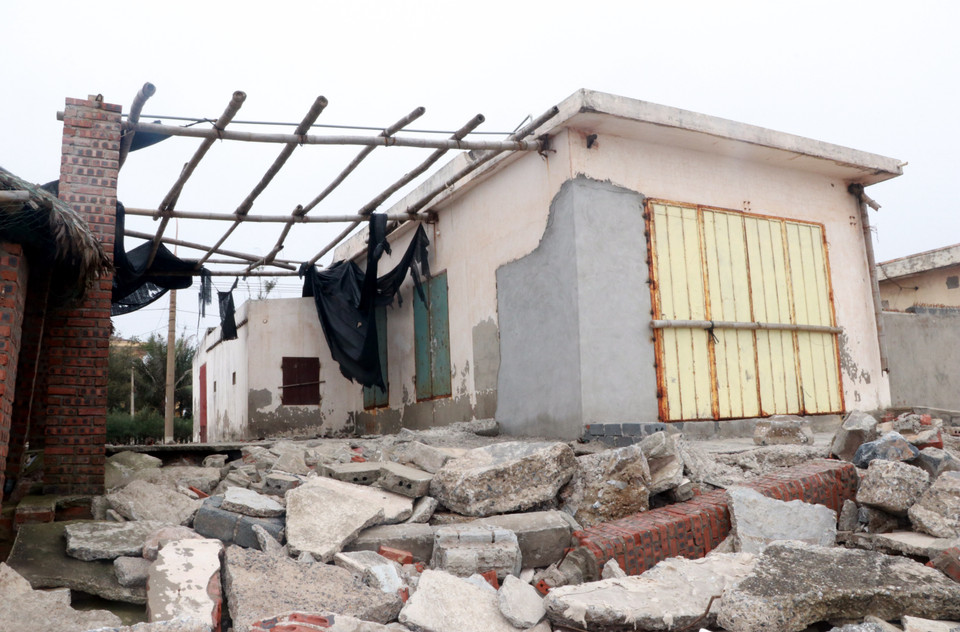 Sạt lở tại Khu Du lịch biển thị trấn Thịnh Long, huyện Hải Hậu, tỉnh Nam Định lan rộng gây nguy hiểm cho các hộ kinh doanh dịch vụ du lịch tại đây. (Ảnh: Văn Đạt/TTXVN)