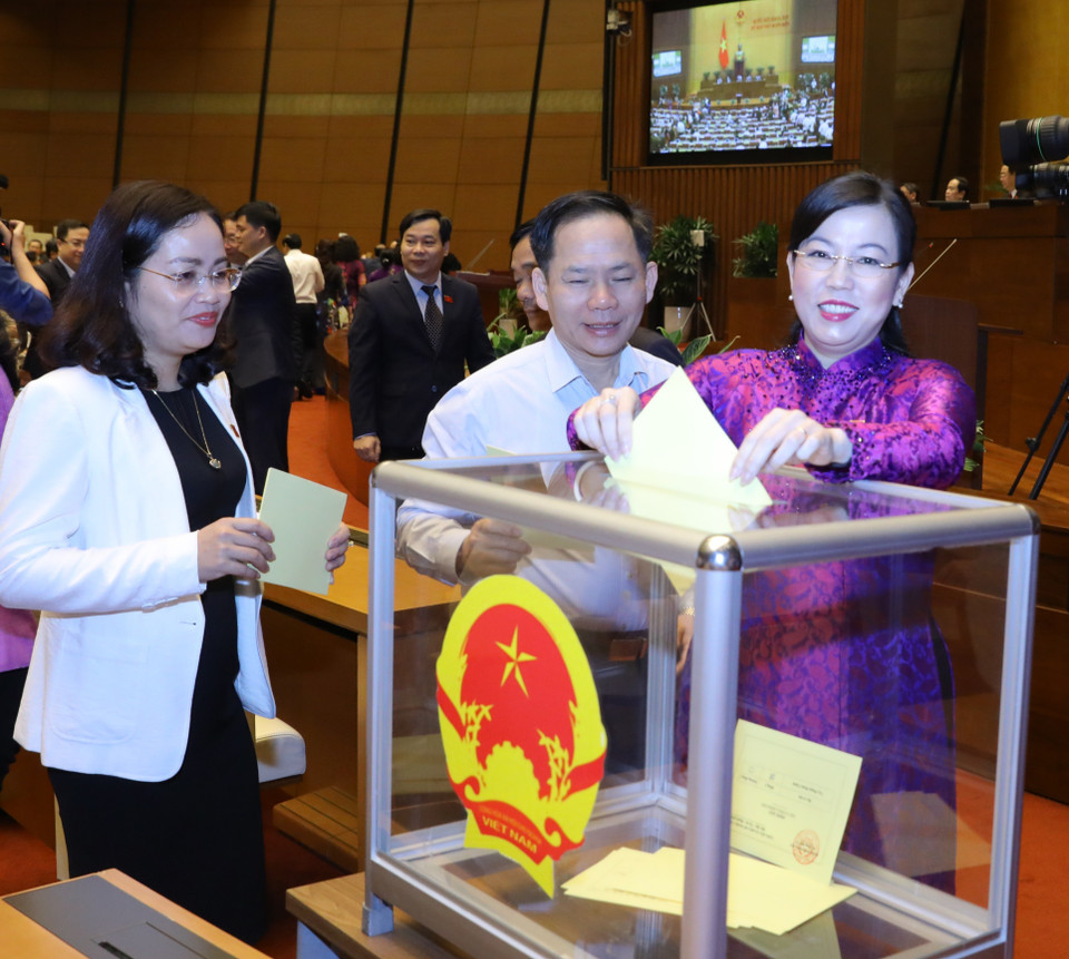 Các đại biểu Quốc hội bỏ phiếu bầu Thủ tướng Chính phủ. (Ảnh: Văn Điệp/TTXVN)