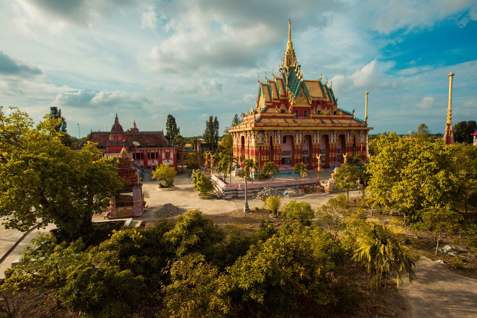 Chùa Ghositaram - ngôi chùa Khmer đẹp nhất miền Tây Nam Bộ, được xây dựng vào năm 1860. Chùa theo trường phái Phật giáo Nam Tông với những tòa tháp phía trên đầu chánh điện được xây dựng, trang trí rất công phu. Mái hiên và các bức tường bên hông chùa được khắc họa bằng những linh vật trong văn hóa của người Khmer và những hình ảnh về cuộc đời đức Phật. (Ảnh: Trọng Đạt/TTXVN)