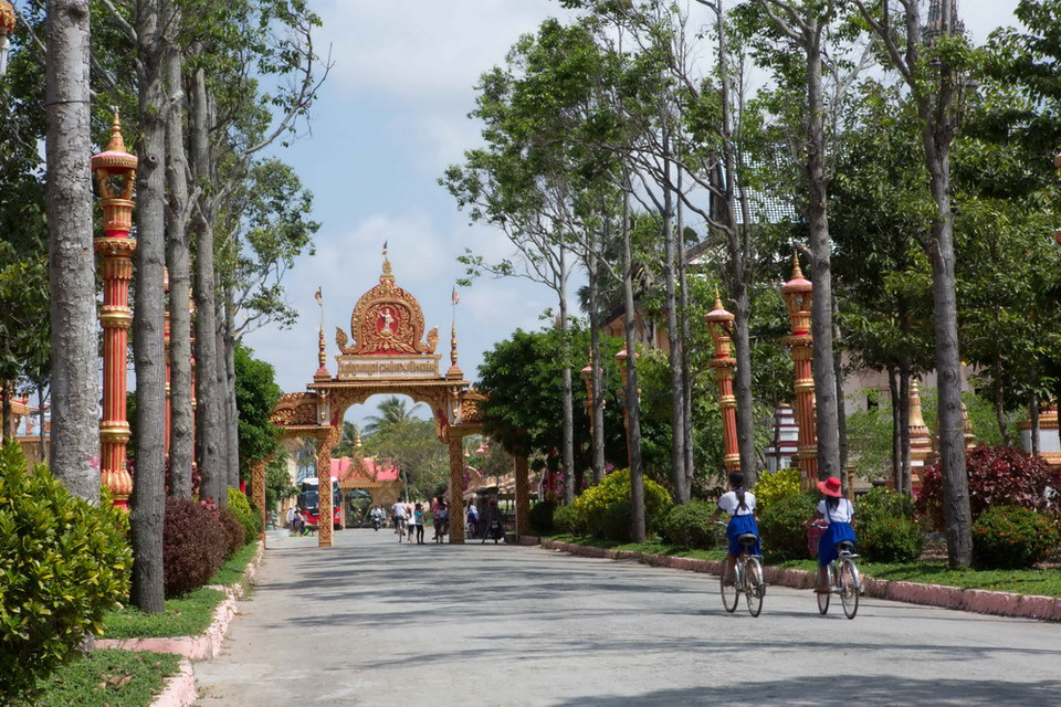  Chùa Xiêm Cán, thành phố Bạc Liêu được xây dựng vào năm 1887 với nét kiến trúc Angkor độc đáo, trên khuôn viên rộng tới 50.000 mét 2 với một quần thể kiến trúc gồm chính điện, sala, nhà ở của các sư sãi, tháp đựng hài cốt, am… (Ảnh: Trọng Đạt/TTXVN)