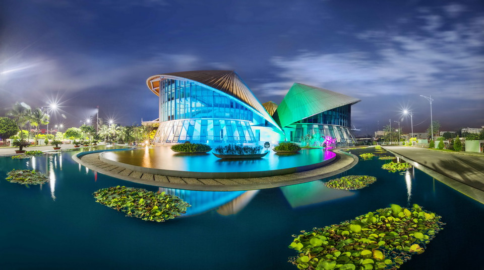 Nhà hát Cao Văn Lầu và Trung tâm triển lãm văn hóa nghệ thuật tỉnh Bạc Liêu có hình dáng 3 chiếc nón lá lớn nhất Việt Nam đặt hướng mái vào nhau, với tổng diện tích 2.262 m2, trong đó, chiều cao nhất là 24,25 m; đường kính 45,15 m; mái lợp composite, nằm tại Quảng trường Hùng Vương, thuộc địa bàn phường 1, thành phố Bạc Liêu. (Ảnh: Trọng Đạt/TTXVN)