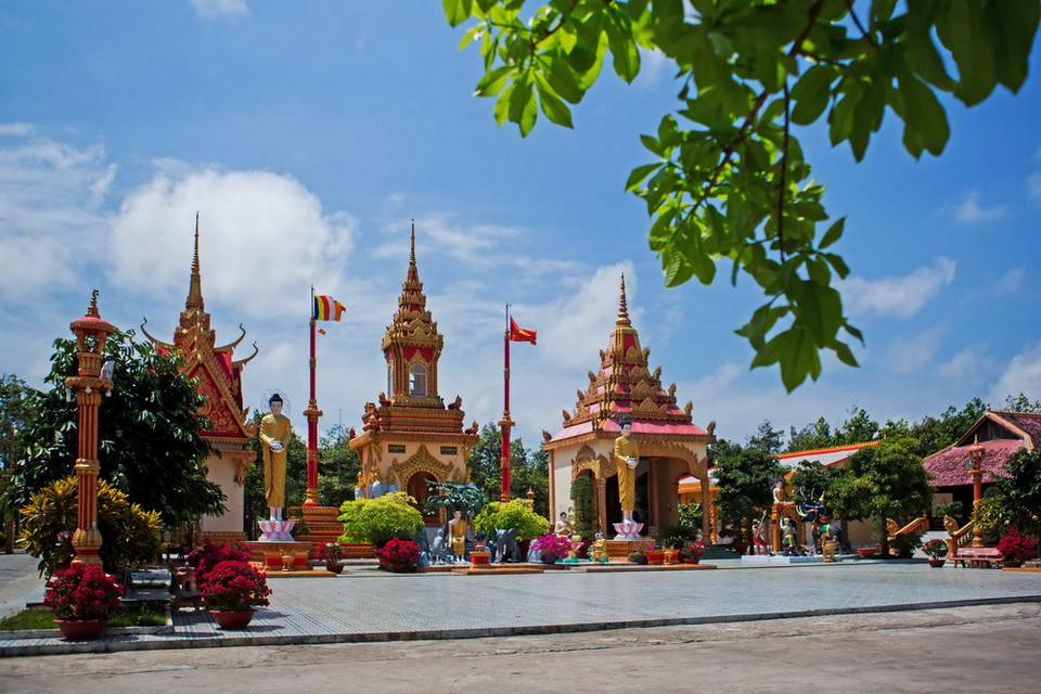 Đến du lịch chùa Xiêm Cán ở Bạc Liêu, du khách được chiêm ngưỡng một công trình kiến trúc đẹp với quy mô lớn, và được cảm nhận một sắc thái văn hóa rất đặc trưng của người Khmer Nam Bộ.(Ảnh: Trọng Đạt/TTXVN)