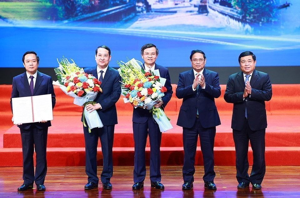 Thủ tướng Phạm Minh Chính và Bộ trưởng Bộ Kế hoạch và Đầu tư Nguyễn Chí Dũng trao Quyết định phê duyệt Quy hoạch cho lãnh đạo tỉnh Ninh Bình. (Ảnh: Dương Giang/TTXVN)