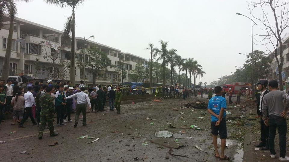 Vụ nổ khiến nhiều căn nhà bị hỏng khá nặng. (Ảnh: PV/Vietnam+)