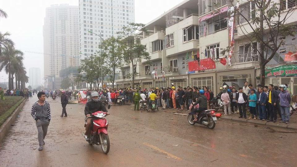 Rất đông người dân hiếu kỳ, tụ tập xem lực lượng cứu hộ giải cứu và cứu những nạn nhân bị thương. (Ảnh: PV/Vietnam+)