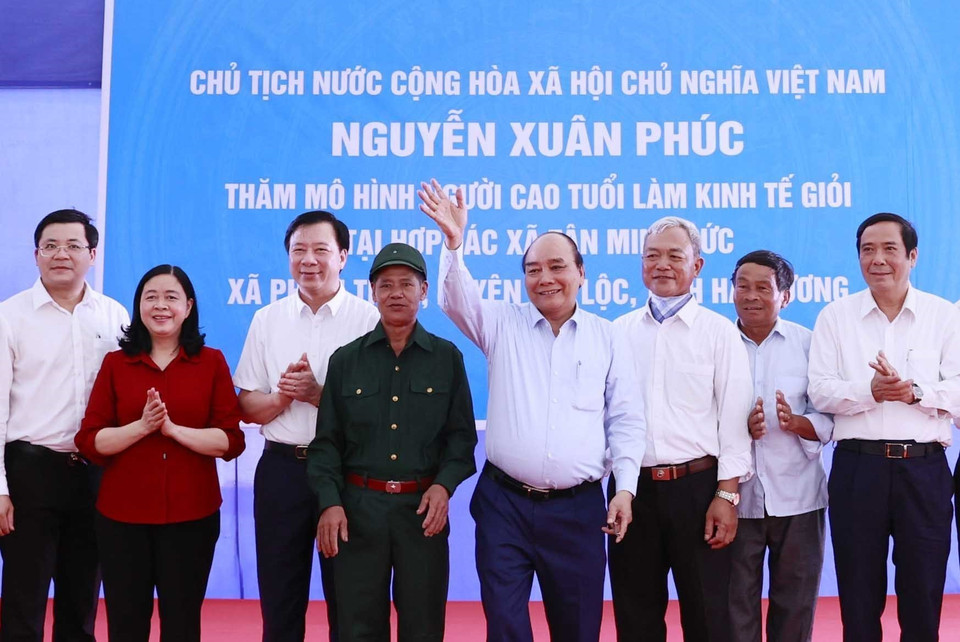 Chủ tịch nước Nguyễn Xuân Phúc thăm mô hình người cao tuổi làm kinh tế giỏi Hợp tác xã Tân Minh Đức. (Ảnh: Thống Nhất/TTXVN)
