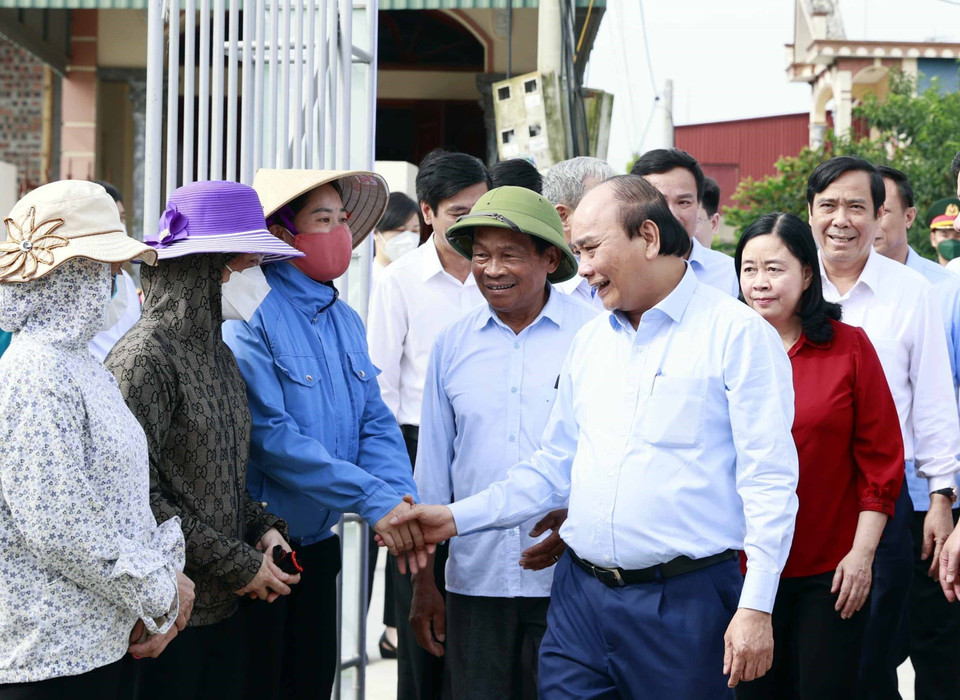 Chủ tịch nước Nguyễn Xuân Phúc thăm hỏi các hội viên Hợp tác xã Tân Minh Đức. (Ảnh: Thống Nhất/TTXVN)