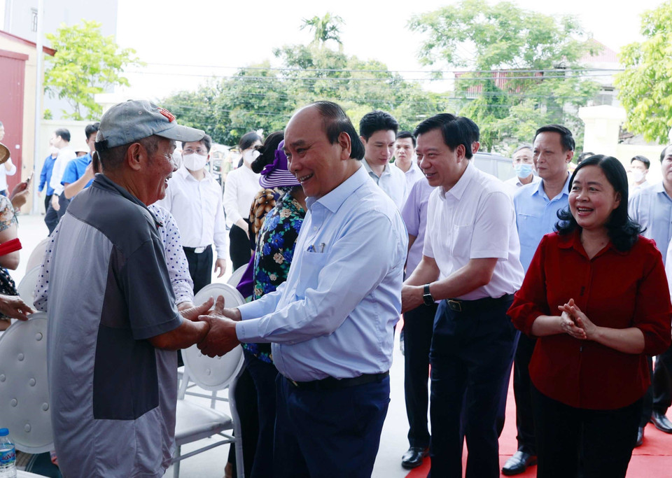 Chủ tịch nước Nguyễn Xuân Phúc thăm hỏi các hội viên Hợp tác xã Tân Minh Đức. (Ảnh: Thống Nhất/TTXVN)