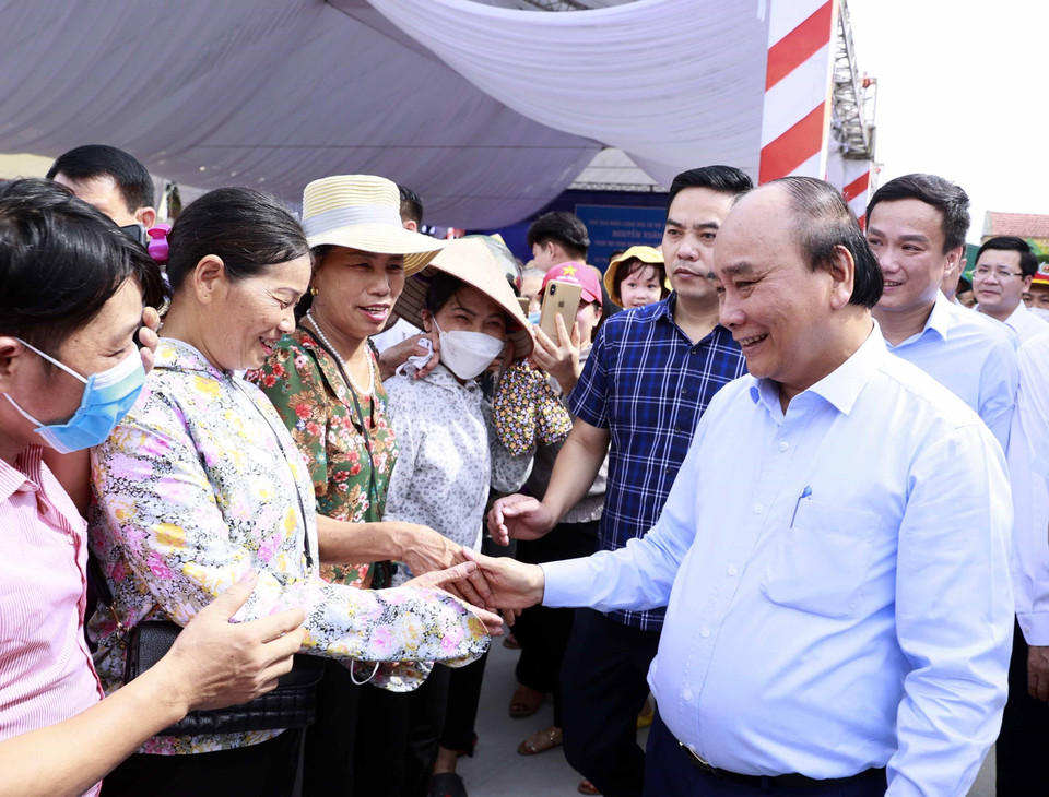 Chủ tịch nước Nguyễn Xuân Phúc thăm hỏi các hội viên Hợp tác xã Tân Minh Đức. (Ảnh: Thống Nhất/TTXVN)