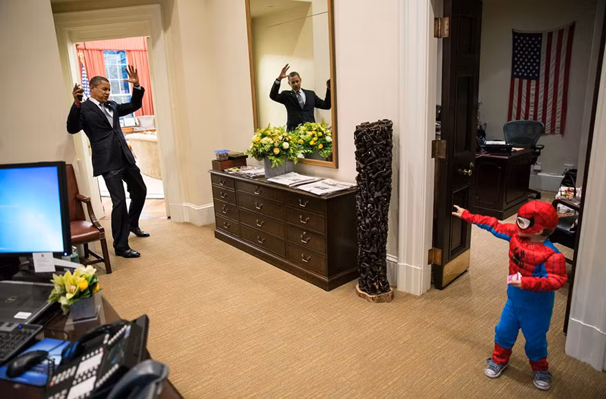 Hình ảnh đáng yêu của Tổng thống Obama khi chơi đùa cùng Người Nhện nhí trong Nhà Trắng. (Nguồn: White House)