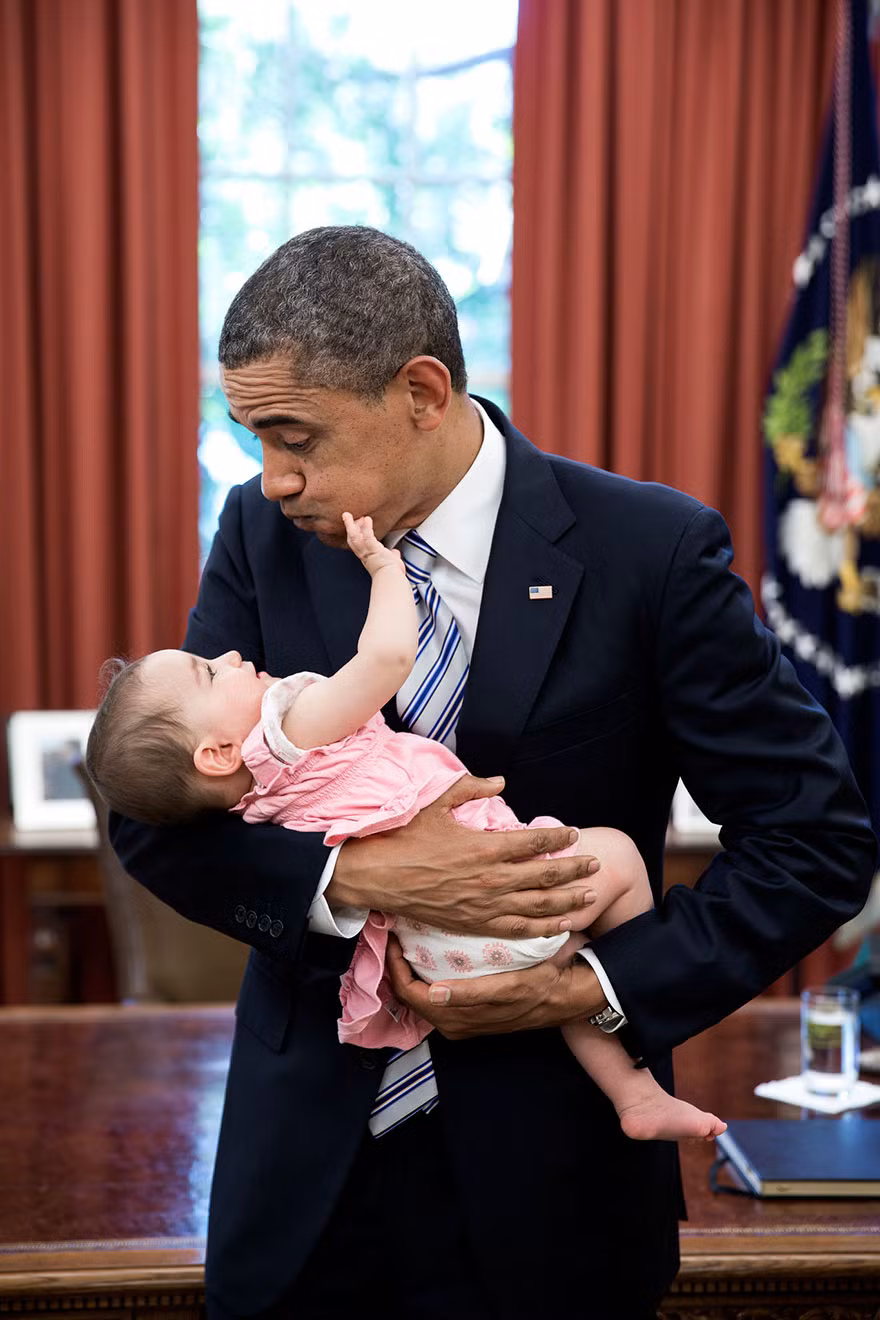 Tổng thống Barack Obama cùng bé gái 6 tháng tuổi Talia Neufeld, con gái của nhân viên Adam Neufeld . (Nguồn: White House)