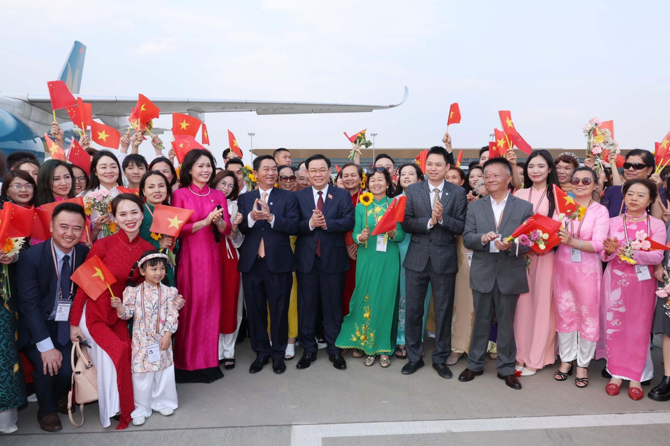 Cán bộ, nhân viên Tổng Lãnh sự quán và đại diện kiều bào tại Vân Nam đón Chủ tịch Quốc hội Vương Đình Huệ tại Sân bay quốc tế Trường Thủy Côn Minh. (Ảnh: Nhan Sáng/TTXVN)