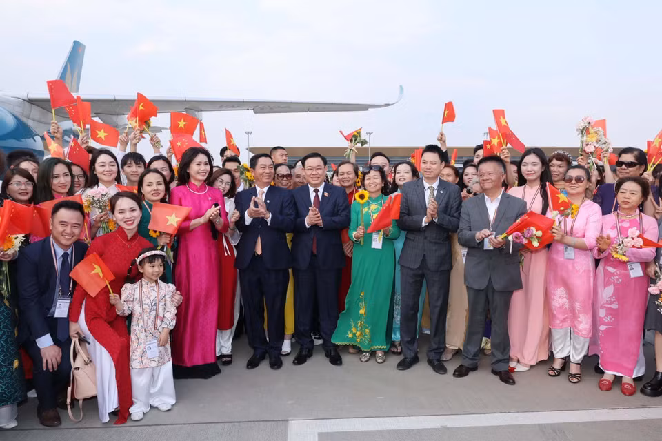Cán bộ, nhân viên Tổng Lãnh sự quán và đại diện kiều bào tại Vân Nam đón Chủ tịch Quốc hội Vương Đình Huệ tại Sân bay quốc tế Trường Thủy Côn Minh. (Ảnh: Nhan Sáng/TTXVN)
