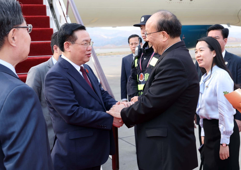 Lãnh đạo tỉnh Vân Nam đón Chủ tịch Quốc hội Vương Đình Huệ tại Sân bay quốc tế Trường Thủy Côn Minh. (Ảnh: Nhan Sáng/TTXVN)