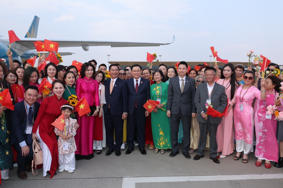 Cán bộ, nhân viên Tổng Lãnh sự quán và đại diện kiều bào tại Vân Nam đón Chủ tịch Quốc hội Vương Đình Huệ tại Sân bay quốc tế Trường Thủy Côn Minh. (Ảnh: Nhan Sáng/TTXVN)