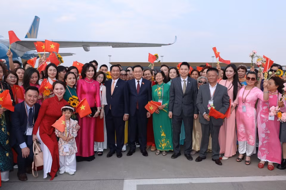 Cán bộ, nhân viên Tổng Lãnh sự quán và đại diện kiều bào tại Vân Nam đón Chủ tịch Quốc hội Vương Đình Huệ tại Sân bay quốc tế Trường Thủy Côn Minh. (Ảnh: Nhan Sáng/TTXVN)