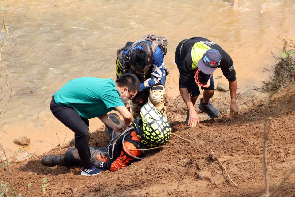 Một số vận động viên bị tai nạn, gặp sự cố và chấn thương. (Ảnh: Quang Quyết/TTXVN)