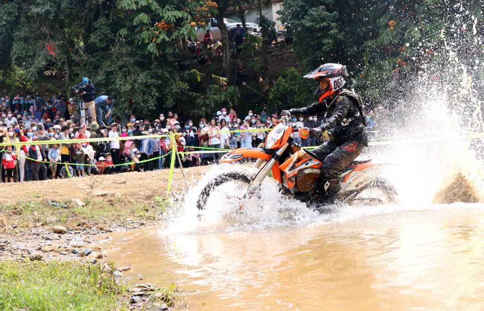 Tại chặng 1, các vận động viên đã phô diễn kỹ năng điều khiển xe môtô vượt qua các địa hình phức tạp, để lại ấn tượng sâu sắc đối với khán giả đến xem và cổ vũ. Ảnh: Quang Quyết -TTXVN
