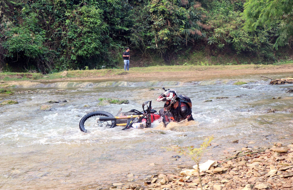 Một số vận động viên bị tai nạn, gặp sự cố và chấn thương. (Ảnh: Quang Quyết/TTXVN)