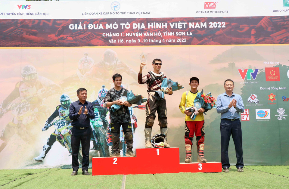 Ban Tổ chức trao giải Nhất, Nhì, Ba cho các vận động viên tham gia thi đấu tại hệ chuyên nghiệp. (Ảnh: Quang Quyết/TTXVN)