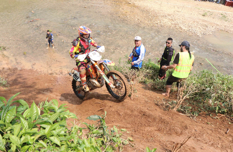Ở chặng 1 tại huyện Vân Hồ, nội dung đua được chia thành 3 hệ thi đấu là: Mở rộng (D1 - Dung tích nhỏ hơn 150cc), bán chuyên (D2 - Từ 120-190cc đối với xe 2 thì và 150-250cc đối với xe 4 thì) và chuyên nghiệp (E - Lớn hơn 200cc đối với xe 2 thì và 250cc đối với xe 4 thì). (Ảnh: Quang Quyết/TTXVN)