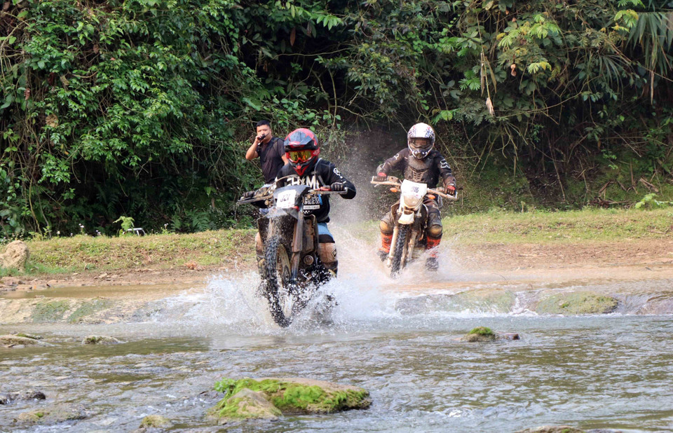 Đây là chặng 1 thuộc Giải đua xe môtô thể thao địa hình có quy mô Championship đầu tiên của Việt Nam với 5 chặng đua diễn ra từ tháng 4 đến tháng 12/2022, quy tụ các tay đua trên toàn quốc. (Ảnh: Quang Quyết/TTXVN)