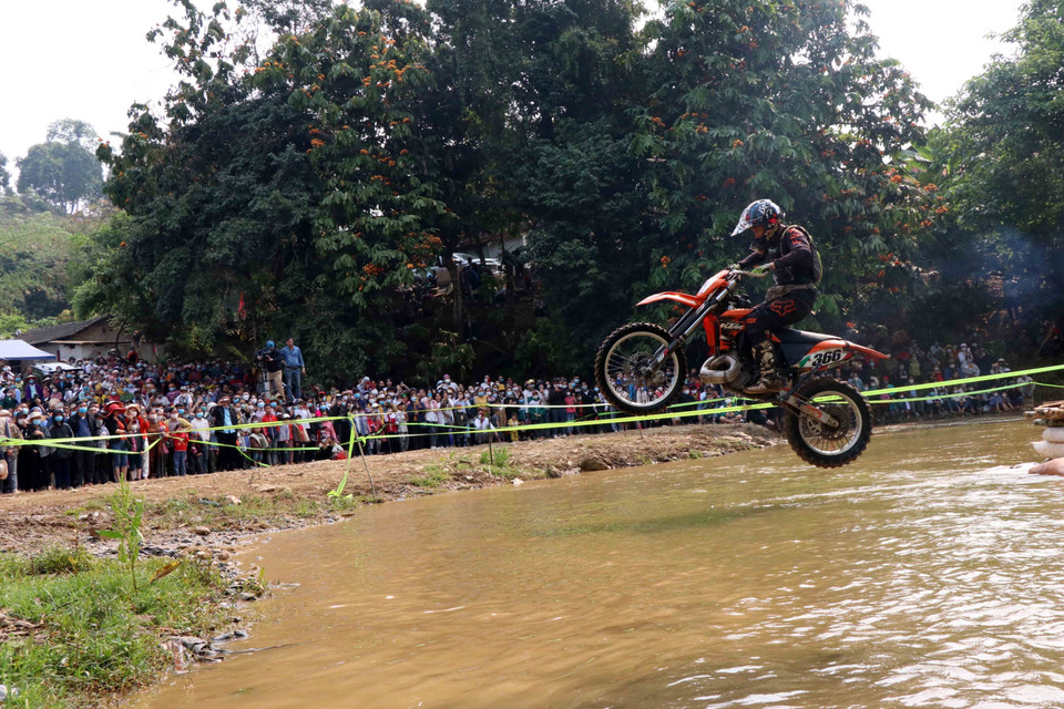 Ở cả 3 hệ thi đấu tại chặng 1, các vận động viên đã phô diễn kỹ năng điều khiển xe môtô vượt qua các địa hình phức tạp. (Ảnh: Quang Quyết/TTXVN)