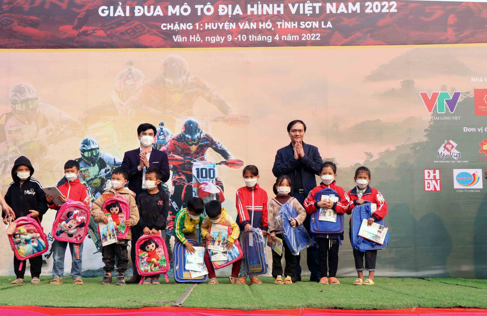 Ban Tổ chức trao các suất học bổng cho các em học sinh nghèo vượt khó và một số văn phòng phẩm cho học sinh tại xã Chiềng Khoa, huyện Vân Hồ. (Ảnh: Quang Quyết/TTXVN)