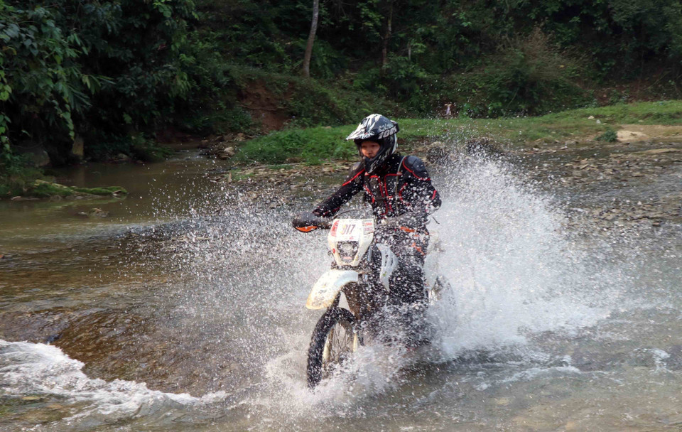 Một vận động viên vượt qua địa hình lòng suối. (Ảnh: Quang Quyết/TTXVN)