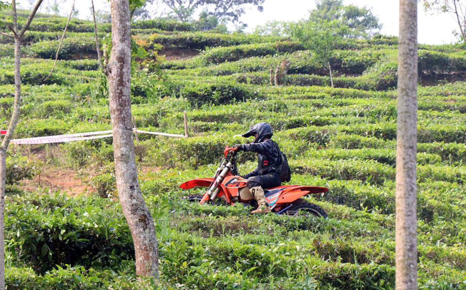 Đây là chặng 1 thuộc Giải đua xe môtô thể thao địa hình có quy mô Championship đầu tiên của Việt Nam với 5 chặng đua diễn ra từ tháng 4 đến tháng 12/2022. (Ảnh: Quang Quyết/TTXVN)