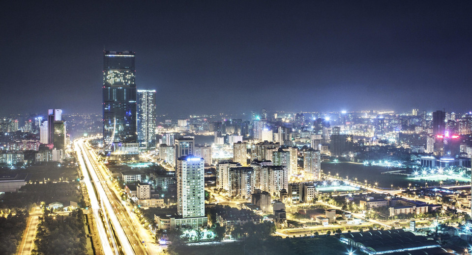 Quận Cầu Giấy hiện đại và lung linh trong đêm. (Ảnh: Trọng Đạt/TTXVN)