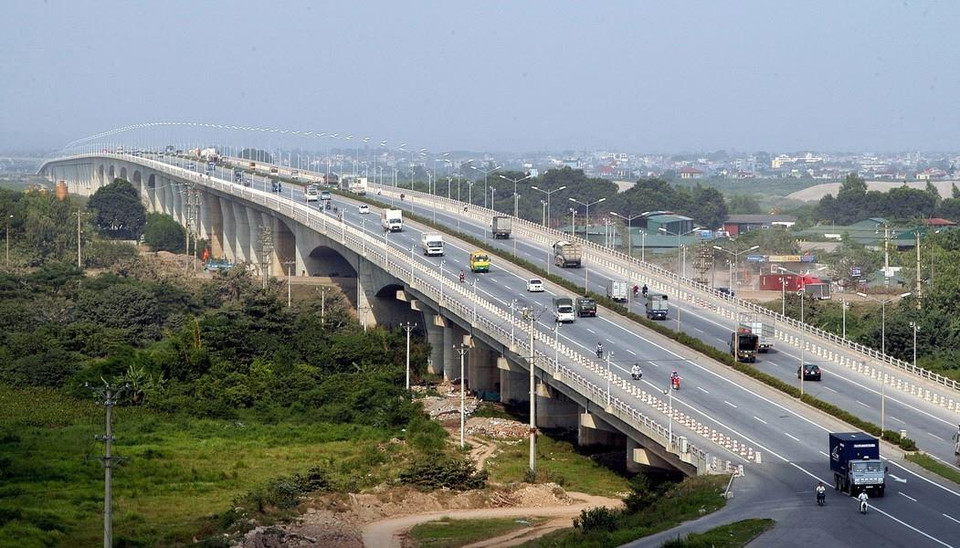 Cầu Thanh Trì, một trong 7 cây cầu lớn bắc qua sông Hồng đoạn Hà Nội, đáp ứng nhu cầu giao thông, giao thương ngày càng lớn của người dân Thủ đô. (Ảnh: Anh Tôn/TTXVN)