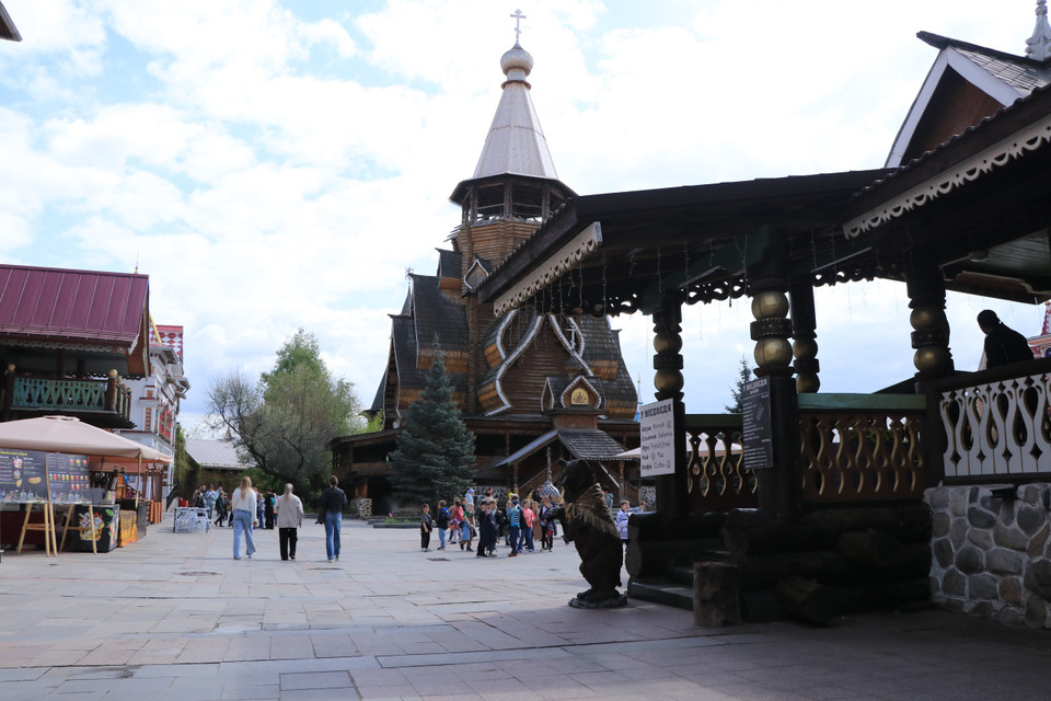 Ngày nay, khu chợ lưu niệm Vernissage đã trở thành một điểm đến du lịch hàng đầu nhờ sự lựa chọn tuyệt vời về hàng thủ công, đồ lưu niệm và đồ cổ, cũng như các điểm tham quan. Giờ hoạt động hàng ngày từ 10 giờ sáng đến 6 giờ chiều. Thời điểm đông, nhộn nhịp nhất là các ngày thứ Bảy và Chủ Nhật. (Ảnh: Hùng Võ/Vietnam+)