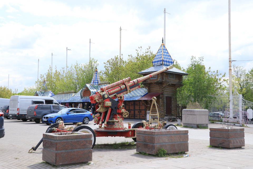 Không ngoa khi nói rằng khu chợ lưu niệm Vernissage chính là thiên đường du lịch và là nơi tuyệt vời để mua quà và chiêm ngưỡng kiến trúc truyền thống của Nga. (Ảnh: Hùng Võ/Vietnam+)