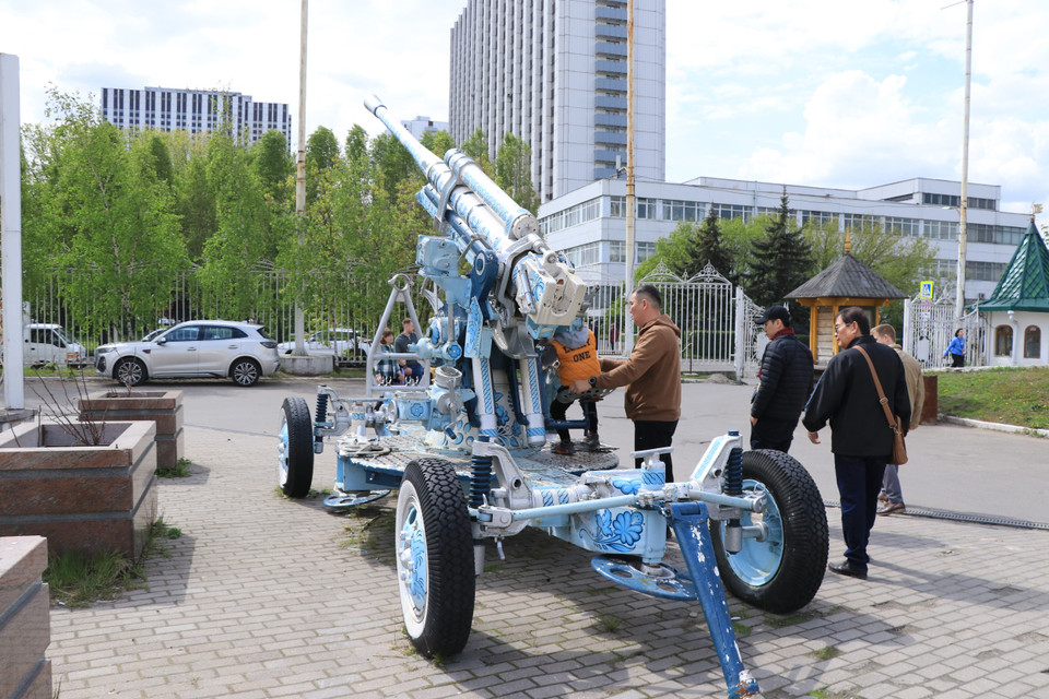 Giờ hoạt động hàng ngày ở khu chợ lưu niệm Vernissage, bắt đầu từ 10 giờ sáng đến 6 giờ chiều. Thời điểm đông, nhộn nhịp nhất là các ngày thứ Bảy và Chủ Nhật. (Ảnh: Hùng Võ/Vietnam+)