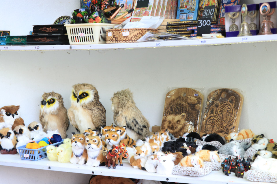 Ngoài ra, ở khu chợ lưu niệm Vernissage còn có nhiều mặt hàng khác như thảm, áp phích Liên Xô, huy hiệu, khăn trà, có rất nhiều món đồ làm bằng tay với đa dạng loại hình được bày bán trong khu chợ như các con rối bằng gỗ, giỏ xách. (Ảnh: Hùng Võ/Vietnam+)