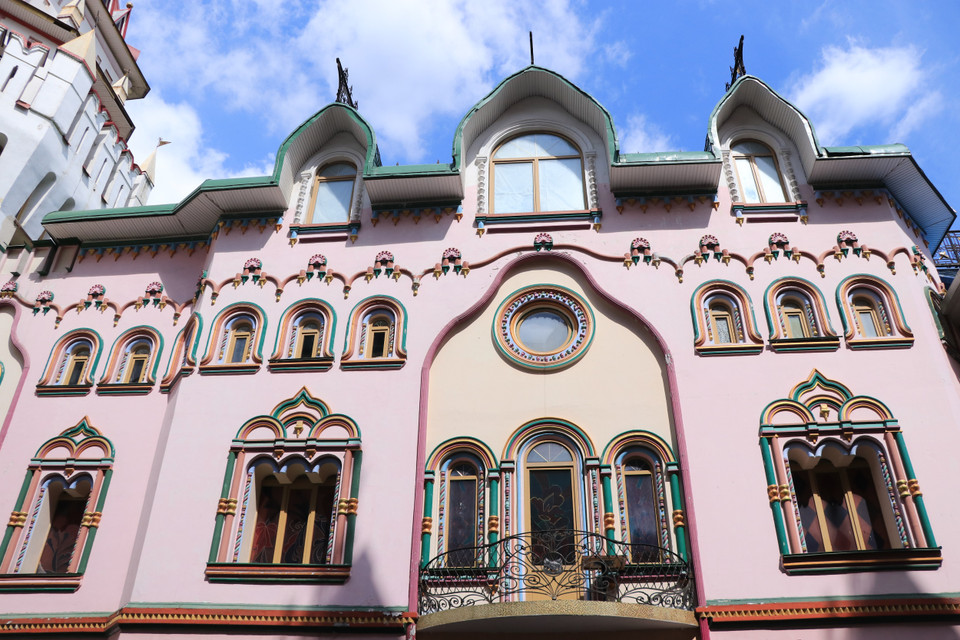 Khu chợ nằm gần quần thể kiến trúc tuyệt đẹp của Điện Kremlin Izmailovo, điểm xuyết những mái tháp có vảy sáng màu, một ví dụ về kiến trúc Nga thế kỷ 17, được tái tạo theo bản vẽ từ thời tiền Petrine, trong một khu dân cư ở ngoại ô Moskva, nơi đây từng là dinh thự hoàng gia của Peter Đại đế. (Ảnh: Hùng Võ/Vietnam+)