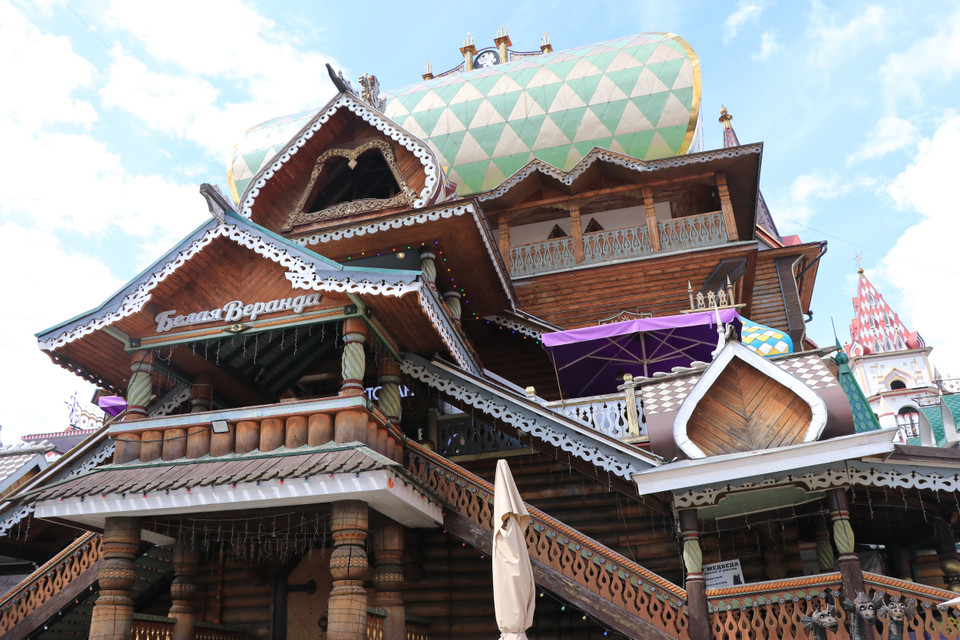 Xuyên qua cánh cổng của tòa đầy màu sắc, tiến vào khoảng sân chính, du khách sẽ bị “hút” sâu tầm mắt, bởi những tòa nhà bằng gỗ tinh tế, mang đậm phong cách kiến trúc Nga. (Ảnh: Hùng Võ/Vietnam+)