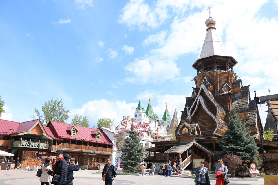 Chợ Vernissage nằm trong khu phức hợp văn hóa, thương mại, giải trí Izmailovo Kremlin ở phía đông bắc Thủ đô Moskva. Đây là khu chợ bán hàng lưu niệm nổi tiếng ở nước Nga. (Ảnh: Hùng Võ/Vietnam+)